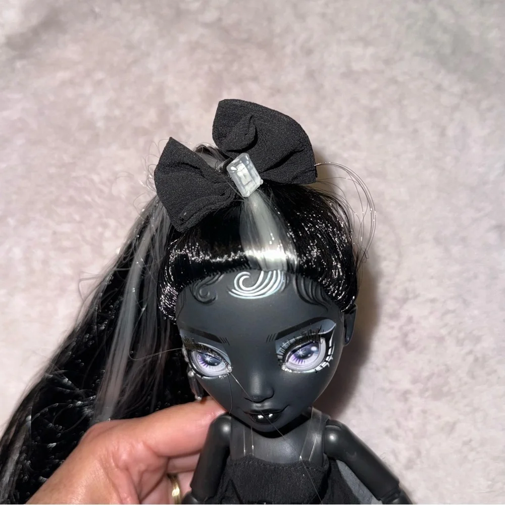 Rainbow High Shadow High Series 1 Shanelle Onyx Grayscale Fashion Doll Set